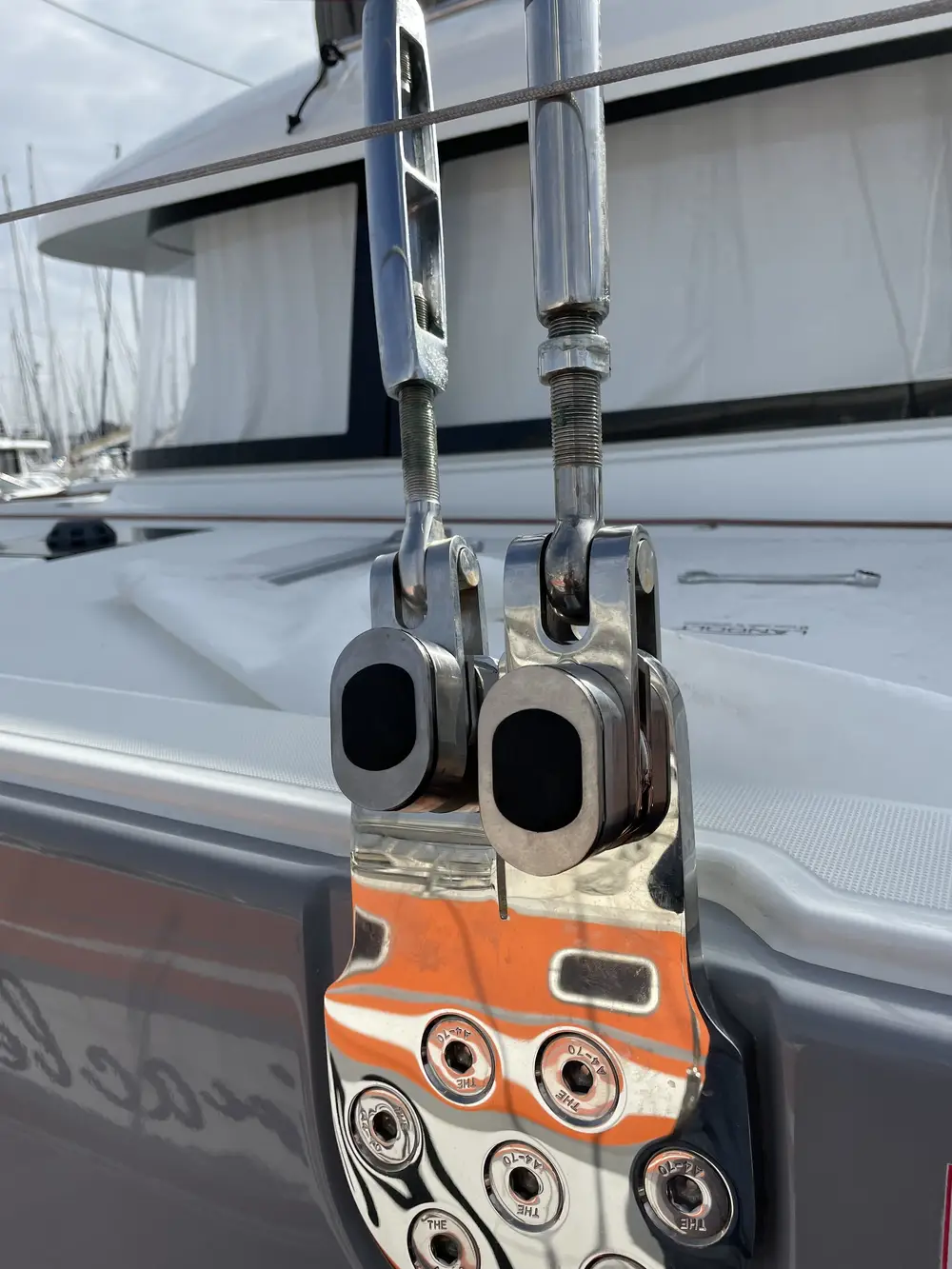 Deux axes instrumentés en place sur les cadènes d'un catamaran, ridoirs et câbles d'origine conservés